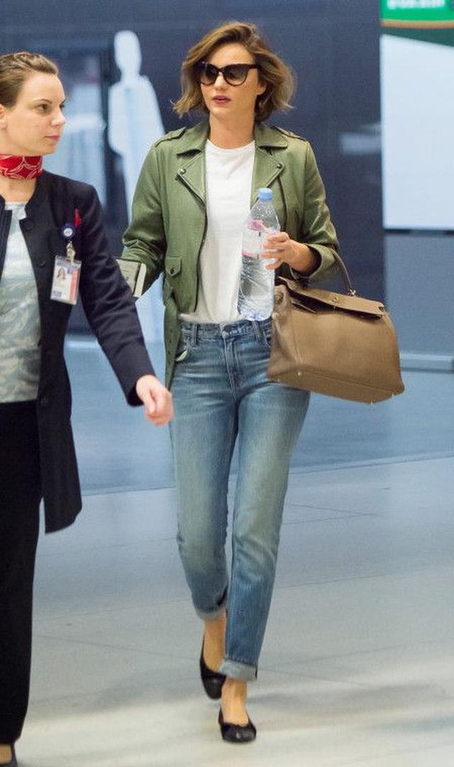 画像: この日はAcne Studiosの白TシャツにAlexander Wangのデニム、CHANELのバレエシューズというシンプルなコーディネートに、Acne Studiosのカーキのレザーライダースを羽織って。