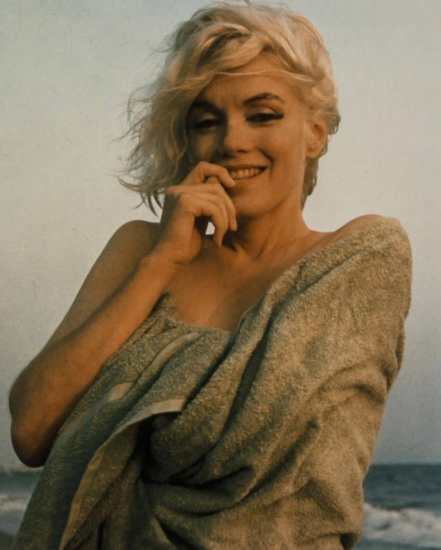 画像: 1962年、マリリンが急逝する3週間前に撮影された最後のフォトセッションより。