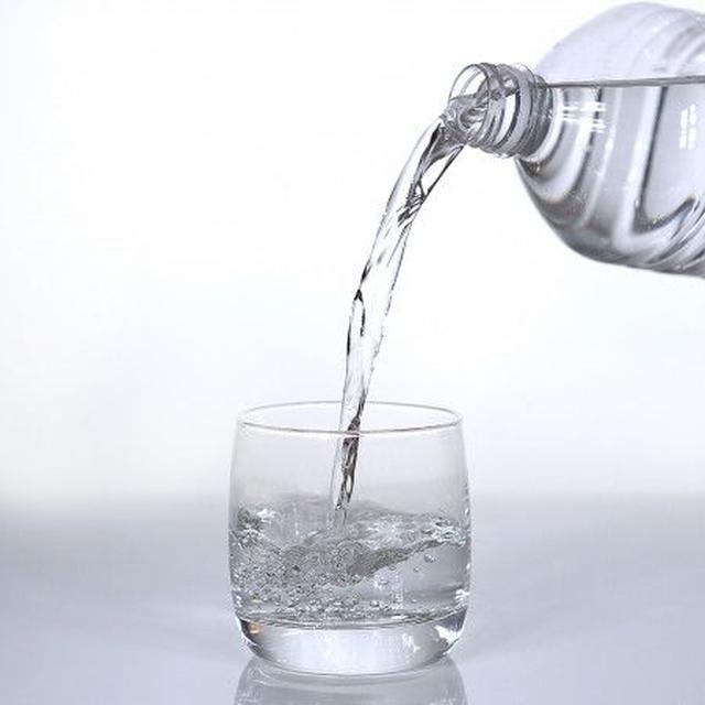 画像: 飲むべきなのはあくまでも水。アルコールやカフェイン入りの飲み物はできるだけ避けて。
