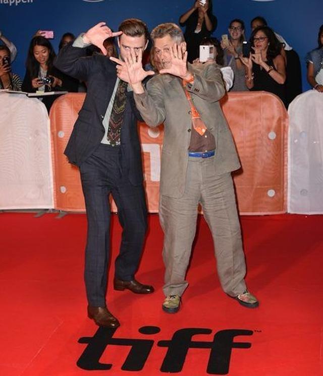 画像: 隣にいるのは、ドキュメンタリー映画の監督ジョナサン・デミ。