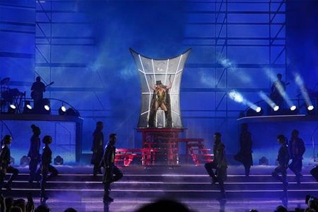 画像: 煙幕の中から現れ、公演スタート。