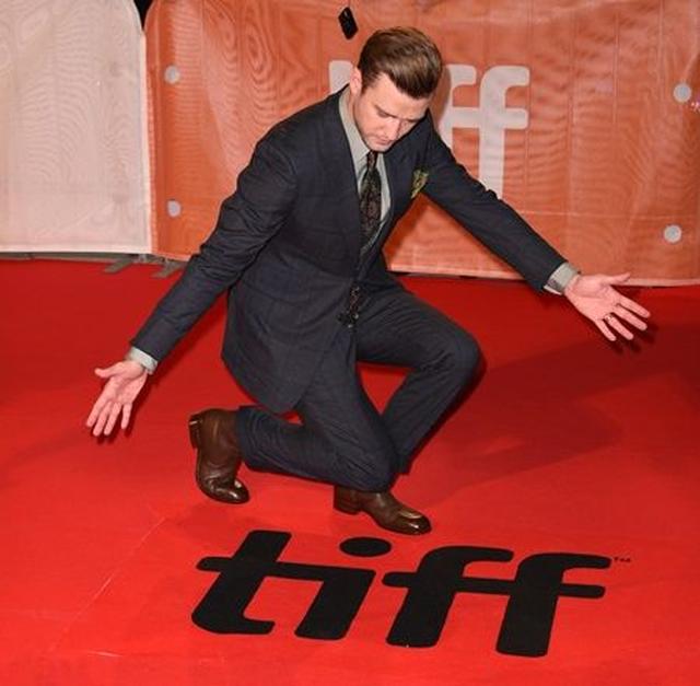 画像: トロント国際映画祭(TIFF)の文字の横でポーズを決めるジャスティン。