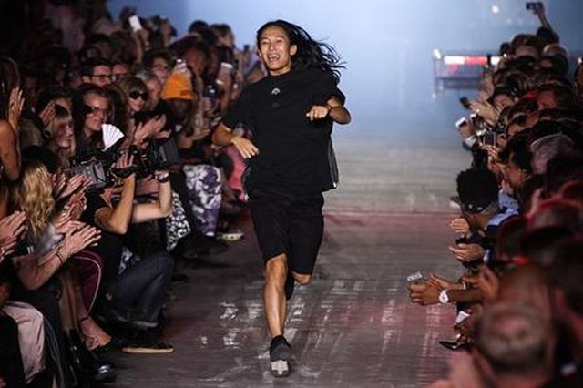 画像: モデルが引いてから、最後に挨拶に出てきたデザイナーのアレキサンダー・ワンもAdidas×Alexander Wangのものを着用。