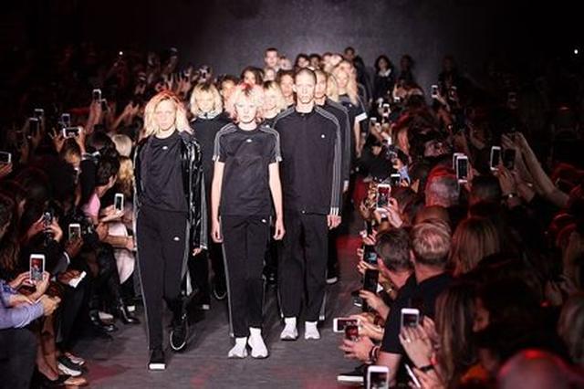 画像: 今年上半期からウワサされていたAdidas×Alexander Wangのコラボだけにカメラに収めようと必死なゲストたち。