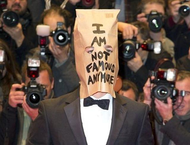 画像: ベルリン国際映画祭に、紙袋を被って登場したシャイア。