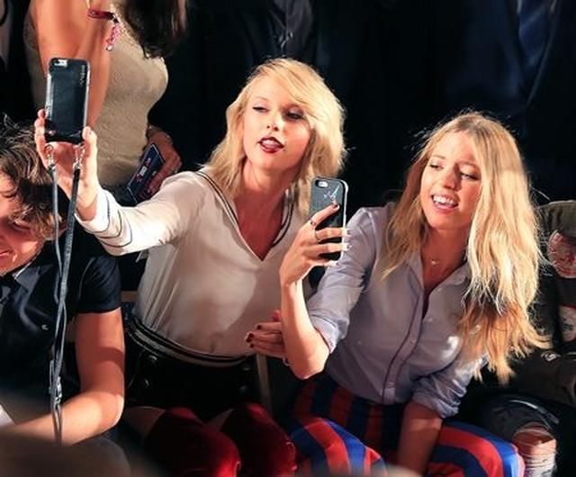 画像: この日のテイラーはブーツ以外Tommy×Gigiのコレクションのもの。2人がジジを追っている姿が可愛いと話題に。