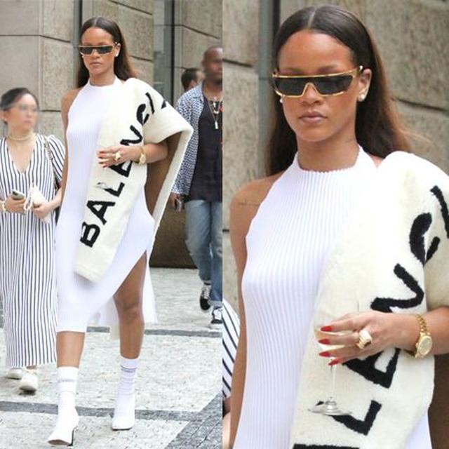 画像: リブ素材のホルターワンピにソックスブーツ、Balenciagaのロゴ入りファーストールをプラスしたエッジーのオール白スタイルにはワインも白をチョイス。