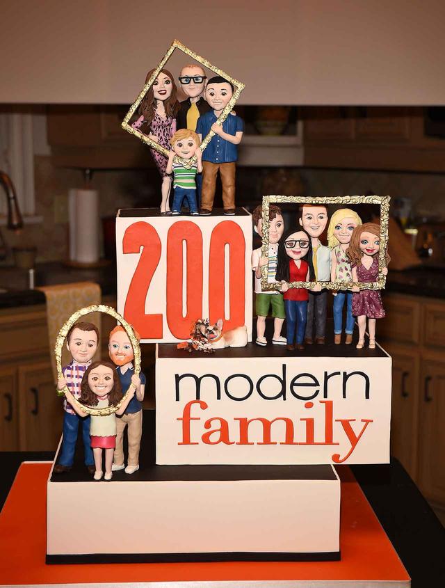 画像1: アメリカの長寿ドラマ、200回記念に出てきたケーキの完成度がヤバイ