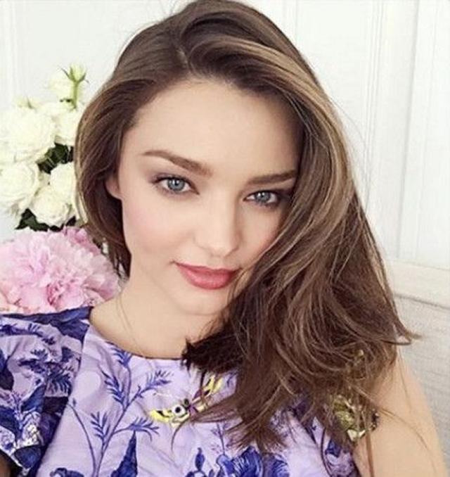 画像: さりげない上目づかいのフェミニンな魅力で惹きつけて。 ©Miranda Kerr