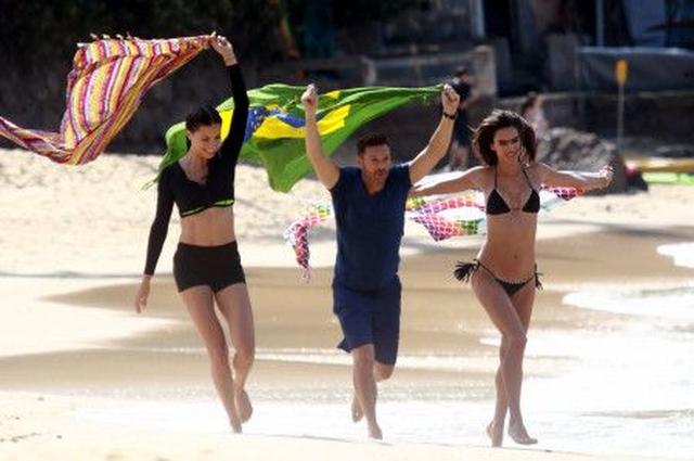 画像: 番組司会者のライアンと共にブラジルの国旗を持ち、美しいベルメーリャ海岸を紹介。
