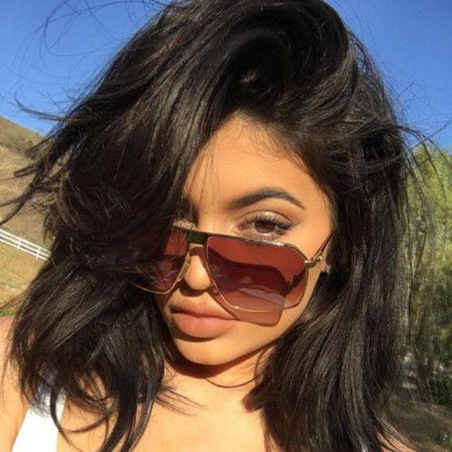 画像: 次は小物をプラスして上目づかいに。 ©Kylie Jenner