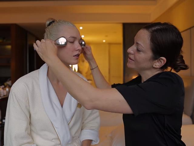 画像: フェイシャルマッサージを受けるカーリー。©Karlie Kloss