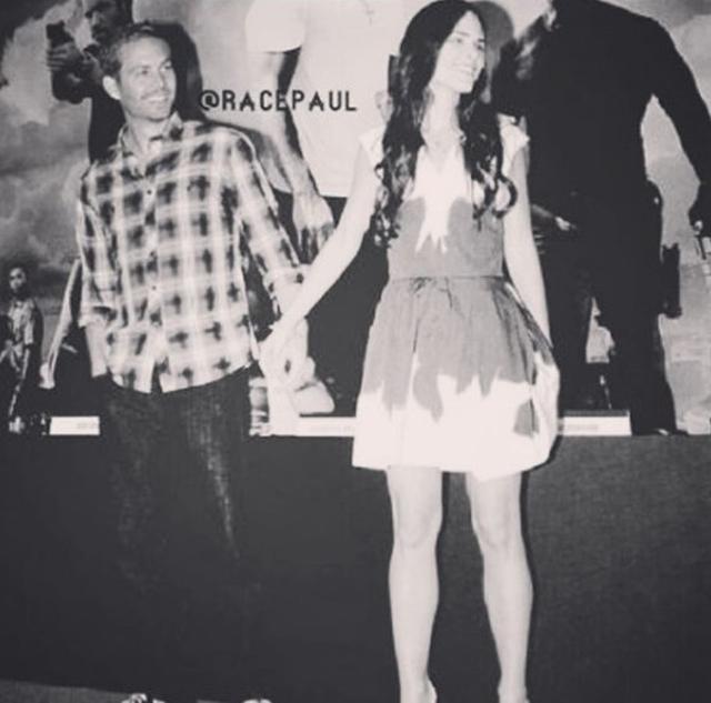 画像: PR活動中に手を繋いで登場した2人の写真を載せた。©instagram/jordanabrewster