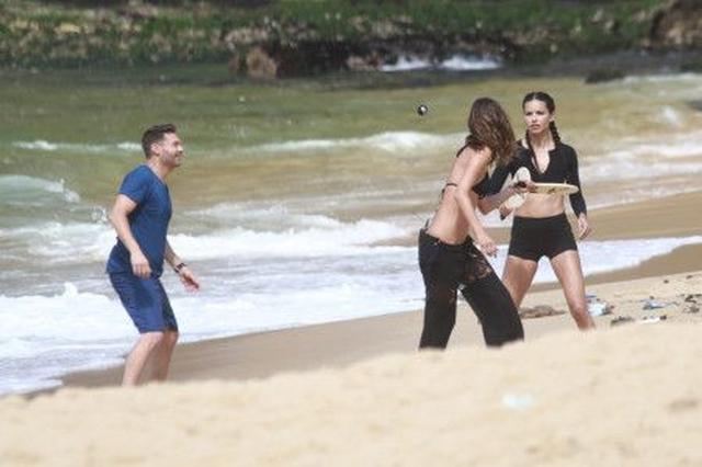 画像: ブラジル発のスポーツ、フレスコボールを3人でエンジョイ。