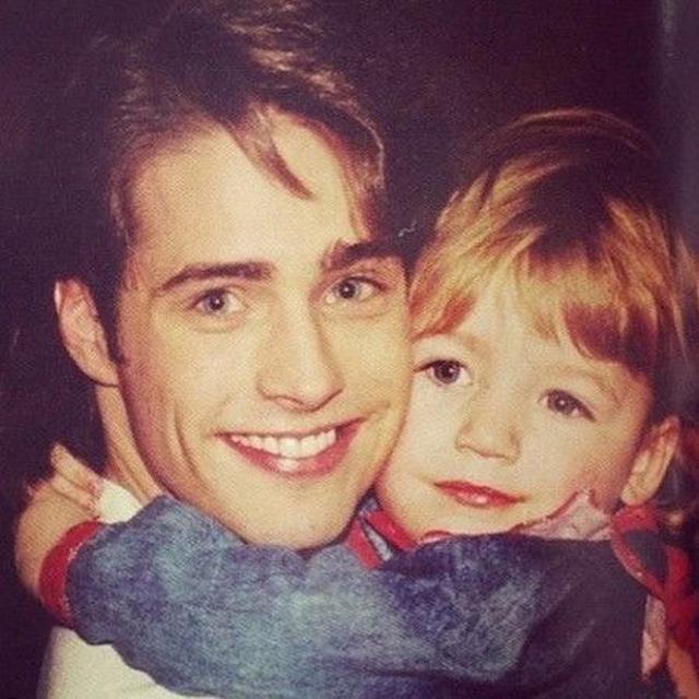 画像: 4. ドラマ『ビバリー・ヒルズ青春白書』のブランドン・ウォルシュにハグする女の子は?