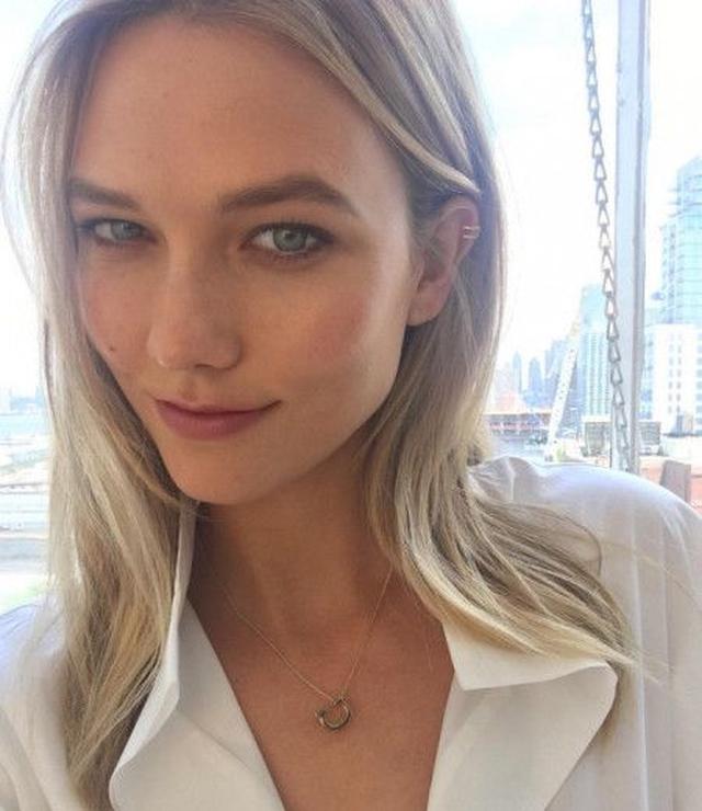画像: 自然光のなかで、かすかな微笑みを浮かべて。 ©Karlie Kloss