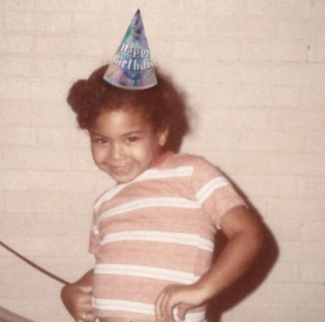 画像: 3. 誕生日の帽子を被ってゴキゲンな女の子は一体誰?