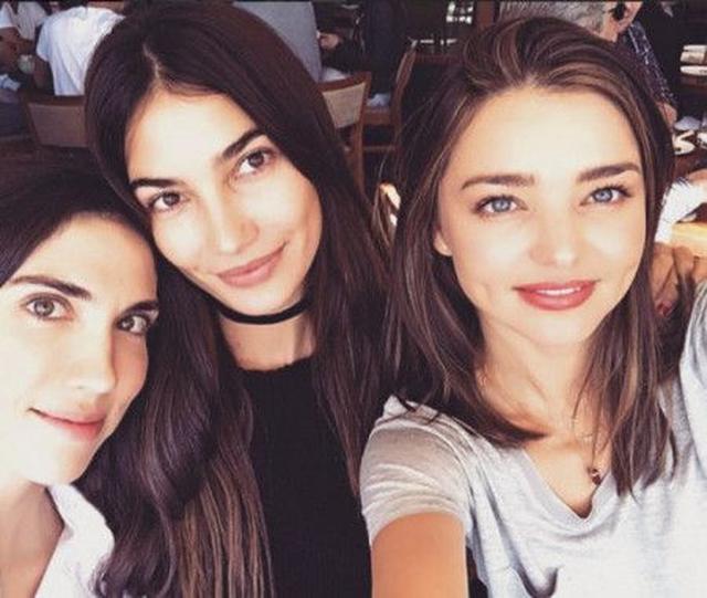 画像: 元ヴィクシーモデル仲間のリリー・オルドリッジと一緒に。 ©Miranda Kerr