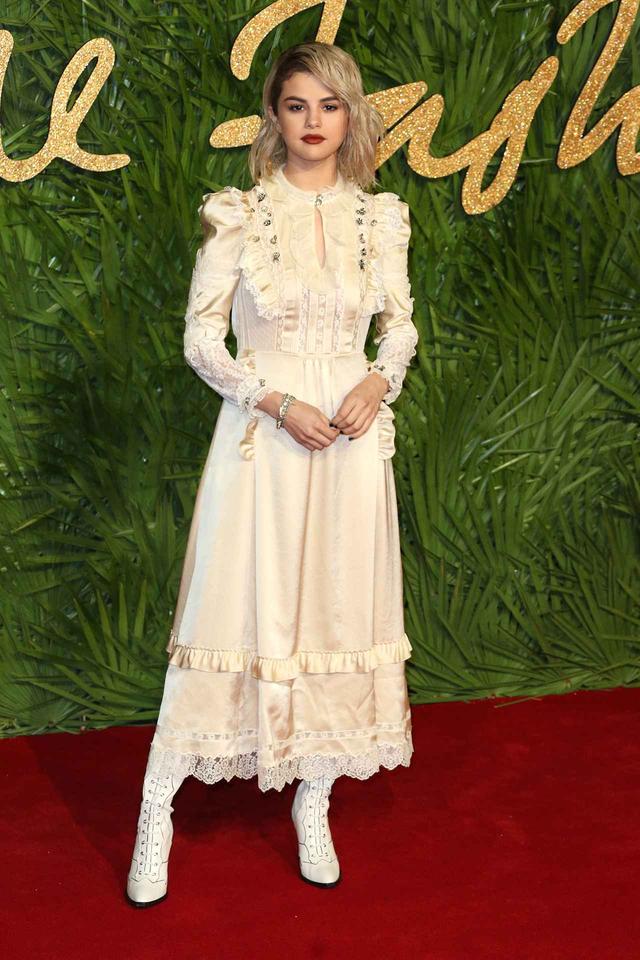 画像6: 全部見せます!セレーナ・ゴメス、1日に6回も服をチェンジ