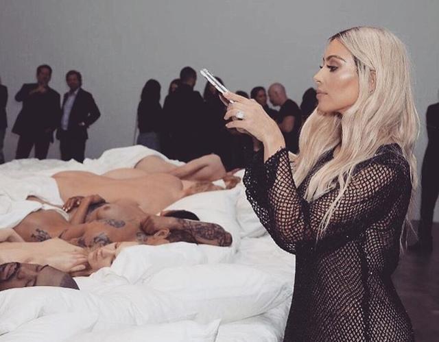 画像: 手前から2番目、カニエの隣で眠っているのがテイラーの蝋人形。©Kim Kardashian/ Instagram