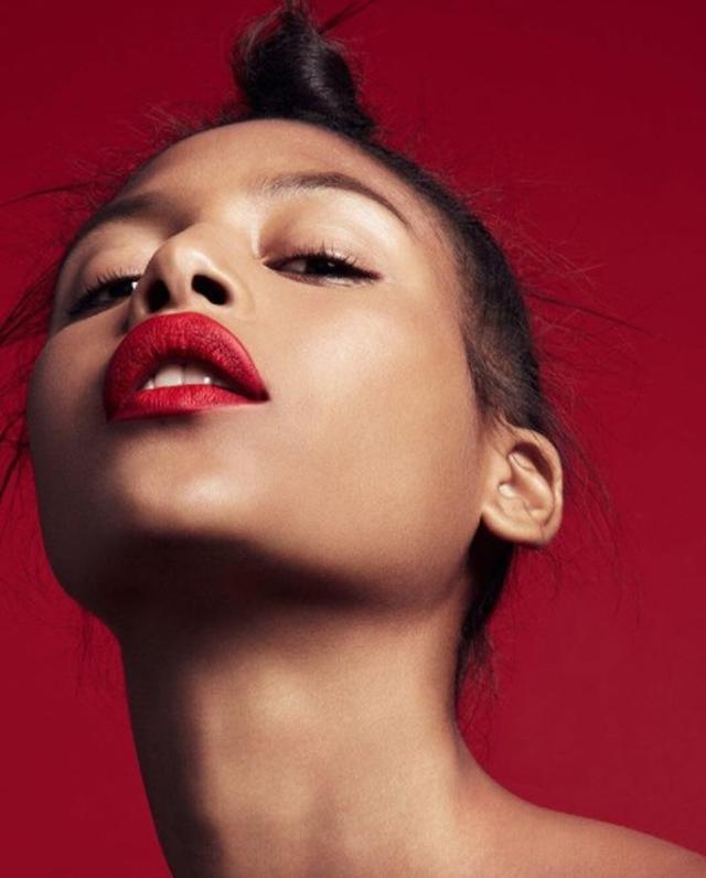 画像: 最近では新色の赤リップを発売したばかり。©instagram/fentybeauty