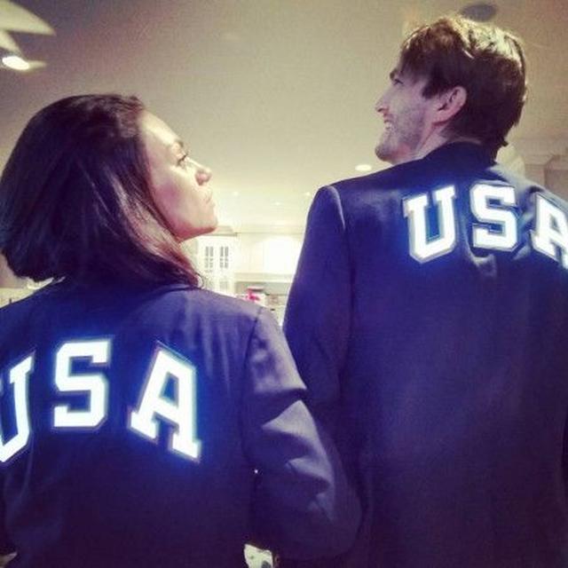 画像: 「アメリカチーム頑張れ!僕らがついてるぞ!」と画面の向こうにメッセージを送っていた。 ⒸAshton Kutcher