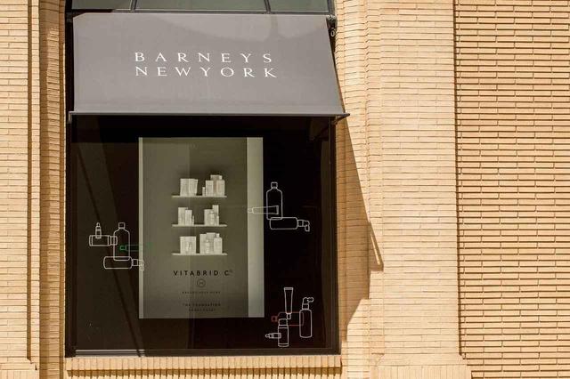 画像: NYにあるバーニーズニューヨークのウィンドウで展示されるビタブリッドCシリーズ。