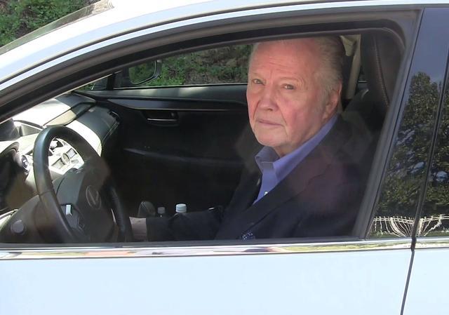画像: パパラッチの突撃取材に車に乗ったまま答えるジョン。