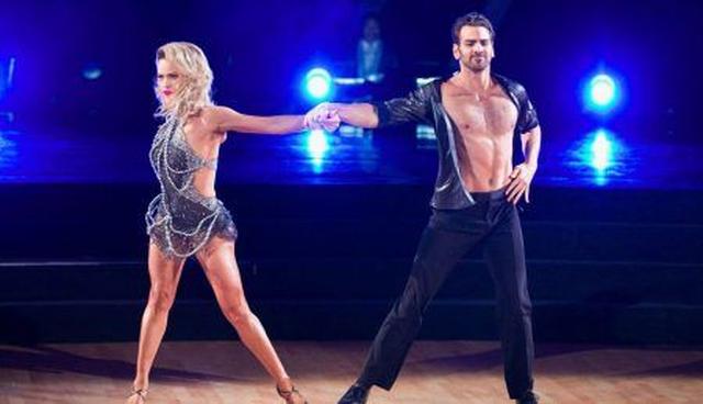 画像2: ろう者のモデル、ナイル・ディマルコが女子大興奮の男性ストリップショーに登場!