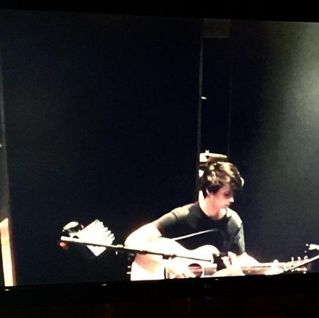 画像: 父とレコーディング。父トミー・リーは、「息子とスタジオで一緒に音楽を制作する日がやってきた。言葉では説明できない気持ちだよ」とコメント。
