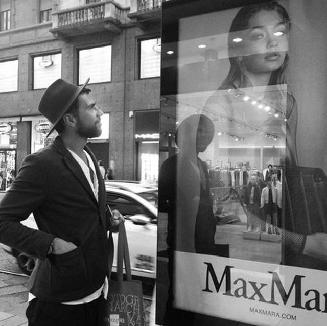 画像: 男性は事件後、インスタグラムにジジの広告の隣に立つ写真をアップ。