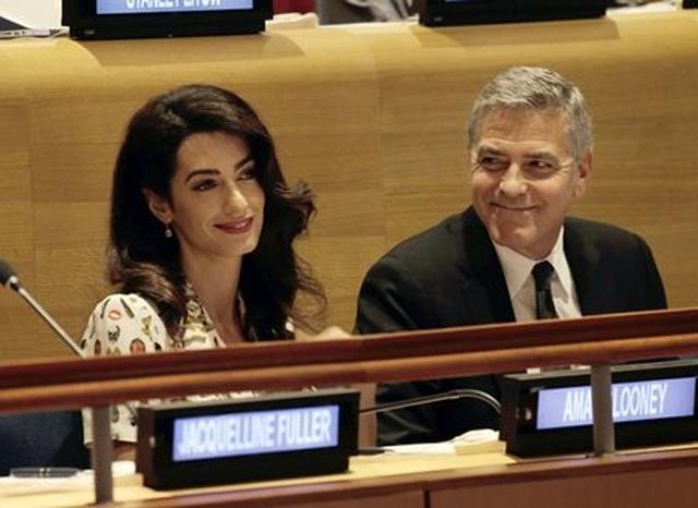画像: 国連総会には国際弁護士であるアマル・クルーニーと夫で俳優のジョージ・クルーニーも出席していた。
