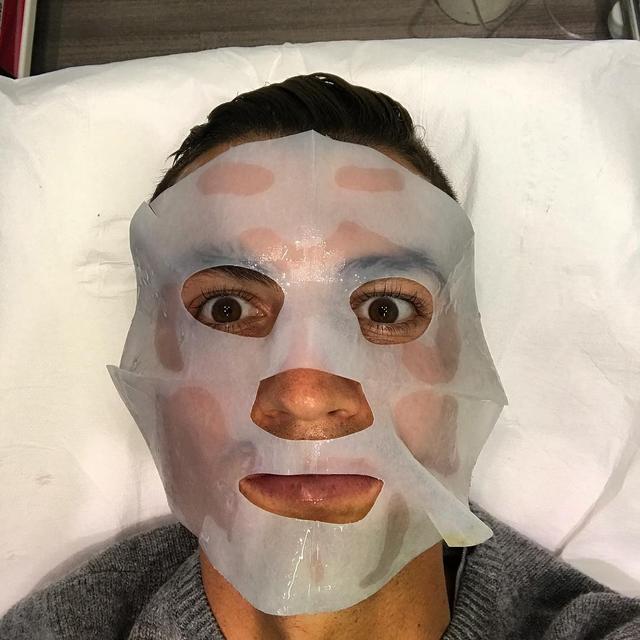 画像: クリスティアーノ・ロナウドもパックを愛用。顔が小さいのか、パックが顔から大きくはみ出している。 © Cristiano Ronaldo