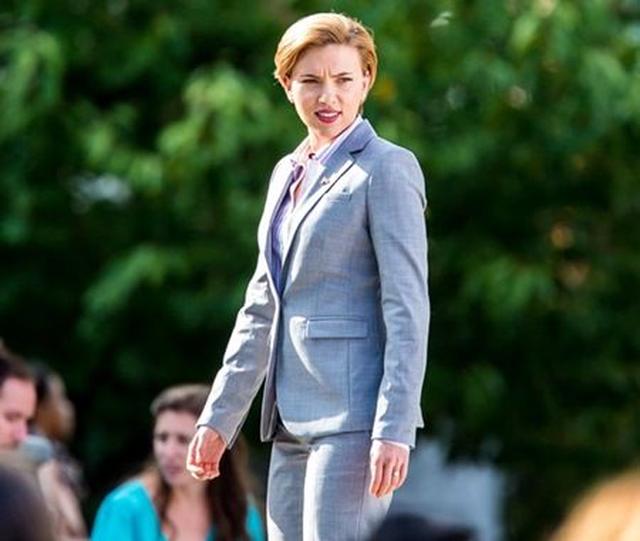 画像1: 『アベンジャーズ』女優スカーレット・ヨハンソン、政治家風スーツ姿で別人
