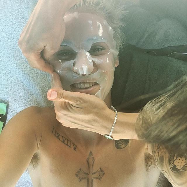 画像: グラミー賞というシンガーにとって大事な授賞式の前にしっかりパックでお手入れ。 © Justin Bieber