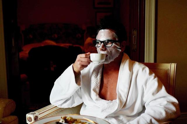画像: 優雅な朝食はパックとともに。ジョン・ステイモスは、朝から美意識高め。 © John Stamos