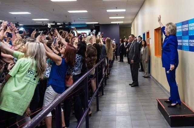 画像: アメリカ大統領選で撮られた「2016年という時代」を完璧に表した1枚の写真