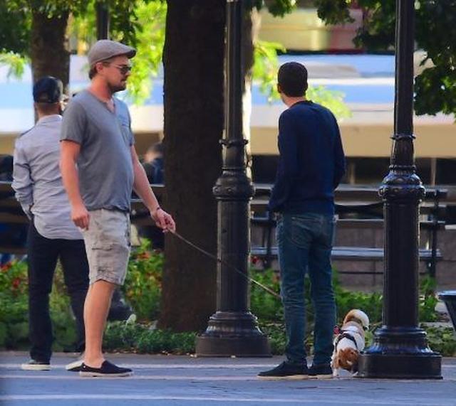 画像1: 【写真】オスカー俳優のレオナルド・ディカプリオ、観光客に道を教えるも気づかれず