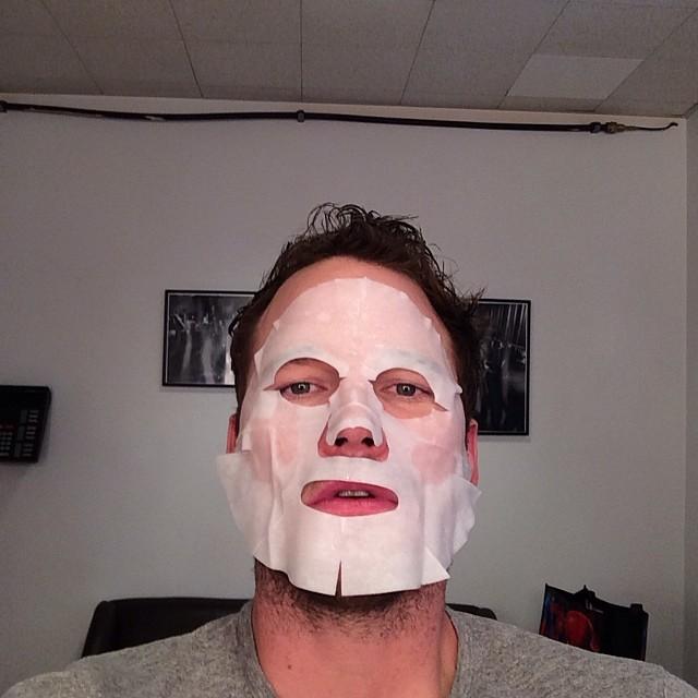 画像: 取材の前にしっかりとパックで肌をケアするクリス・プラット。 © chris pratt