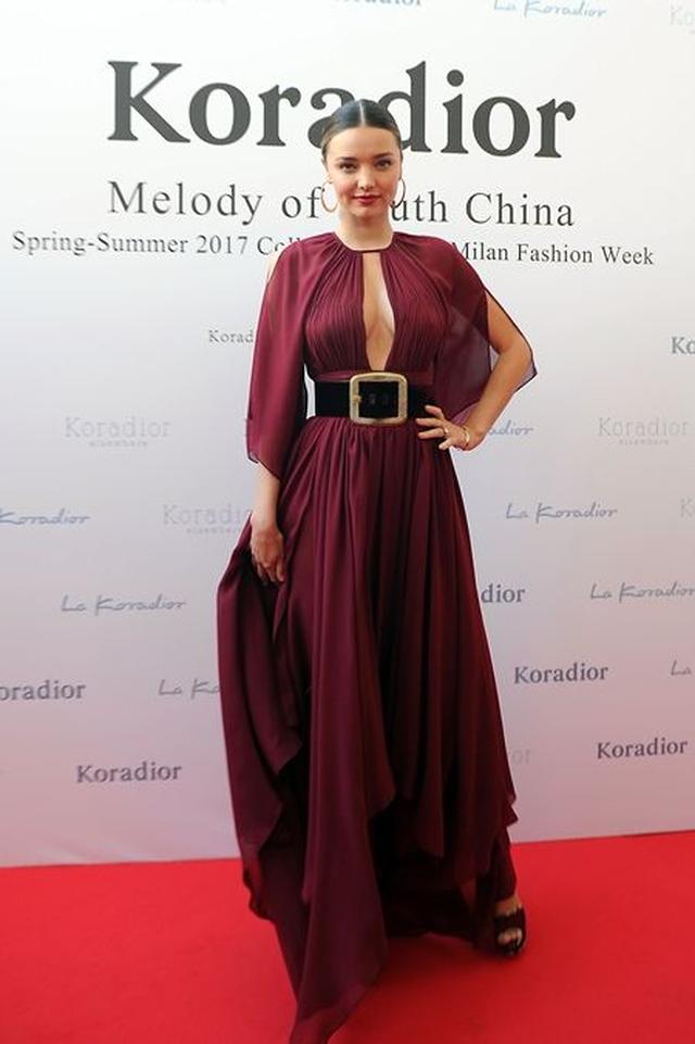 画像1: 婚約指輪もキラリ!ミランダ・カーが 婚約発表後はじめて公の場に