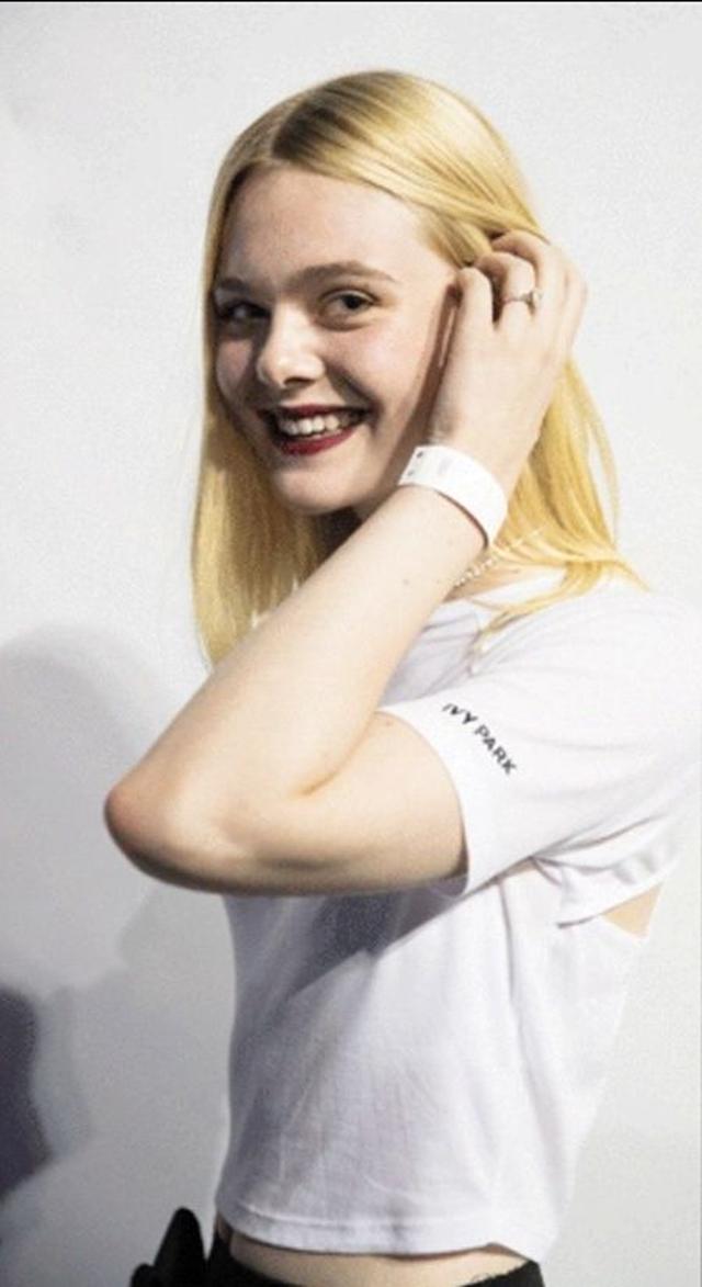 画像: 女優のエル・ファニングはカットアウトした白Tシャツ。