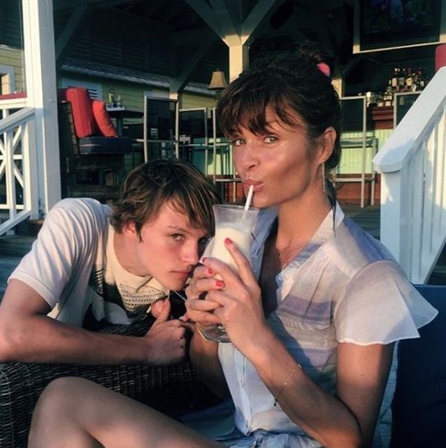 画像: (キャプ)ミンガスと母ヘレナ。©instagram/helenachristensen