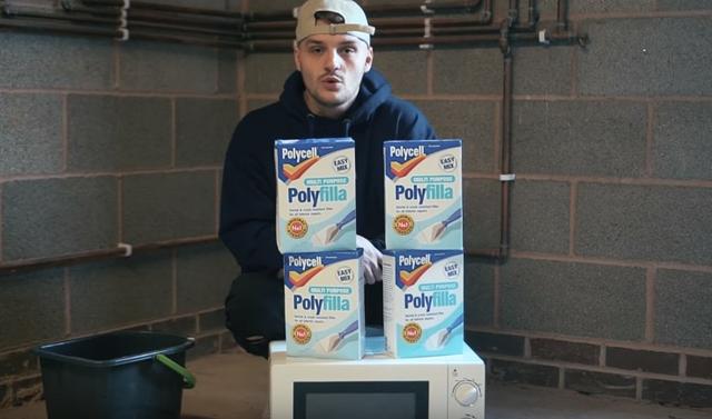 画像1: YouTuberが電子レンジに石膏を流して頭を突っ込み、抜けなくなる事態に