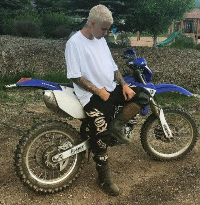 画像: バイクに乗る時は、黒パンツにニープロテクトをしてゴツめのブーツをセット。トップスはシンプルに白Tがキマッてる。