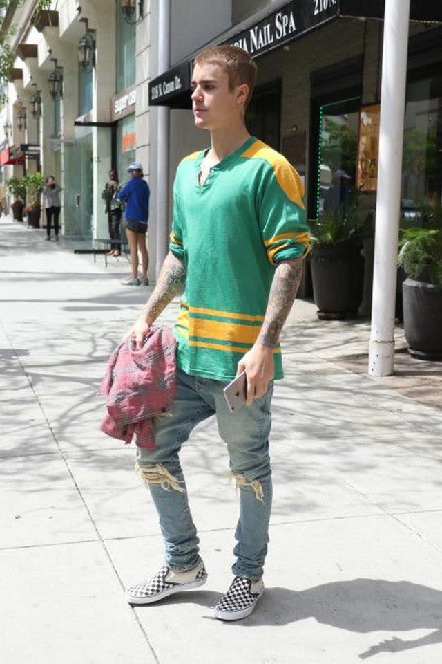 画像: ブラジルカラーのTシャツに、クラッシュデニムとVANSの格子柄スリッポンを合わせたヴィンテージ風スタイル。手に持ったシャツでさりげなく赤を差し色。