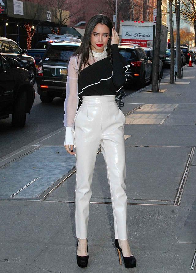 画像1: ディズニー出身24歳注目女優、大人な美脚ファッションに目が釘付け