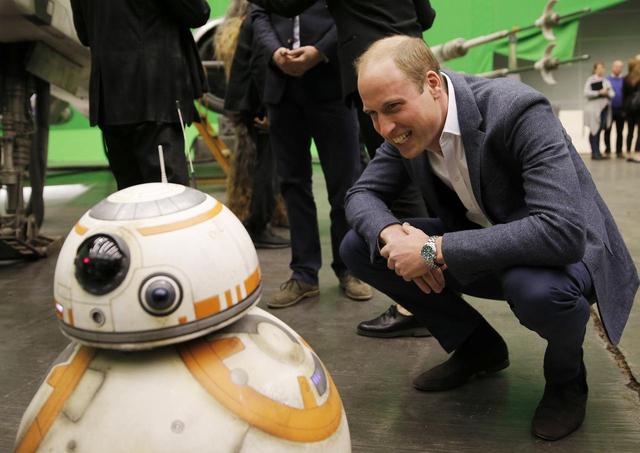 画像: キュートなBB-8にウィリアム王子も興味津々。