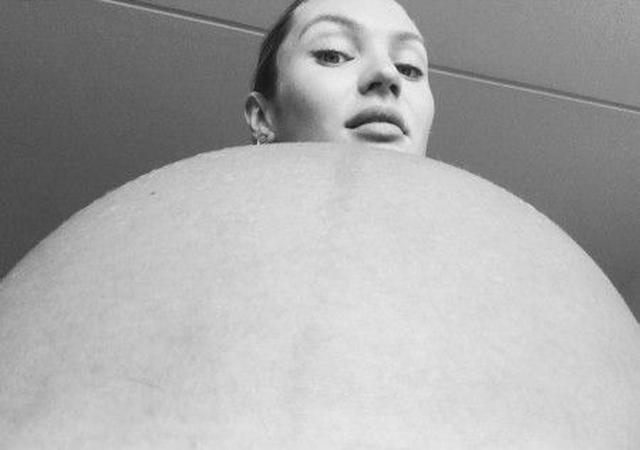 画像: 足元が見えないくらい、もうこんなにお腹が大きい! Ⓒ Candice Swanepoel