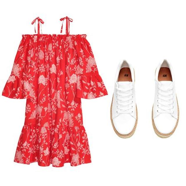 画像: 【H&M】オフショルダーワンピース(¥1,499)+フェイクレザースニーカー(¥4,999)