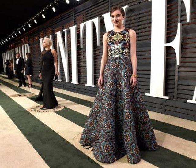 画像: シンガーだけでなく女優としても活躍し、権威ある映画アワードのレッドカーペットにも登場しているヘイリー。昨年のアカデミー賞のアフターパーティーにて。